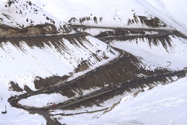 Колонны советских войск движутся через перевал Саланг в горах Гиндукуш. Вывод Ограниченного военного контингента советских войск из Афганистана. 14 февраля 1989 года - Sputnik Грузия