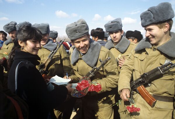 Торжественная встреча советских воинов-интернационалистов, возвращающихся из Афганистана домой, у города Термеза. 5 февраля 1989 года - Sputnik Грузия