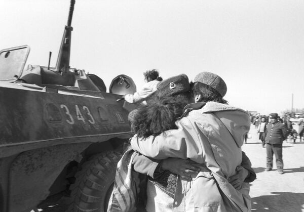 Вывод Ограниченного контингента советских войск из Афганистана. Радость встречи с родными. 29 марта 1989 года - Sputnik Грузия