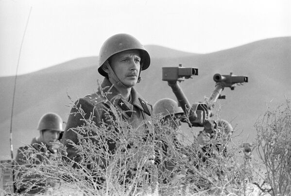 Командир артиллерийской батареи капитан Владимир Скиба, награжденный афганским орденом Звезда III степени. 31 мая 1984 года - Sputnik Грузия