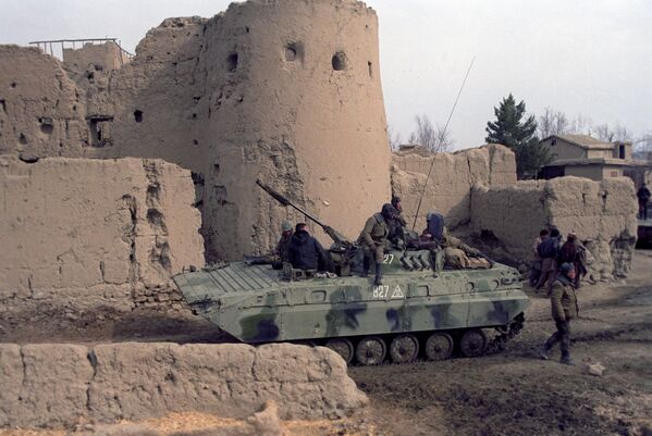 Пребывание ограниченного контингента советских войск в Афганистане. Механизированное подразделение советских войск в районе крепости Бала-Хиссар в Кабуле. 1 февраля 1988 года - Sputnik Грузия