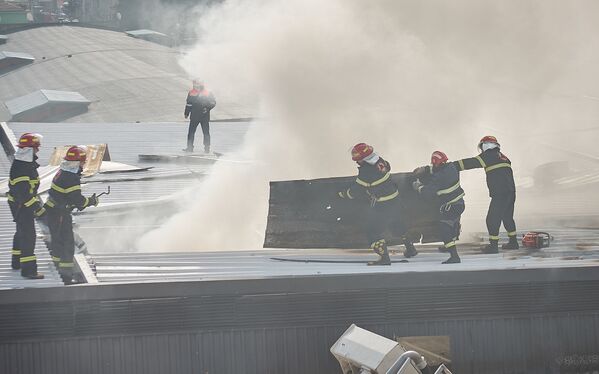 Благодаря оперативной работе пожарных, огонь удалось вскоре локализовать. Для ликвидации очага возгорания пожарные-спасатели разобрали часть крыши - Sputnik Грузия