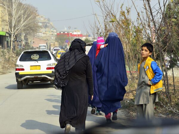Многонациональное население Афганистана на 38% состоит из представителей пуштунских племен, соответственно и в Кабуле преобладает пуштуны, исповедующие ортодоксальный ислам суннитского направления. Порой эта особенность проявляется не только в одежде, но и в холодном отношении к любопытству иностранцев - Sputnik Грузия