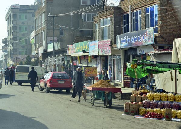 Будничный Кабул сохраняет восточный колорит и мирный облик. Нигде не видно партизанского вида вооруженных людей, и даже представители силовых структур встречаются на улицах нечасто. Всюду кипит мирная жизнь. Горожане спешат куда-то, беседуют, учатся, трудятся и решают проблемы с достоинством - Sputnik Грузия