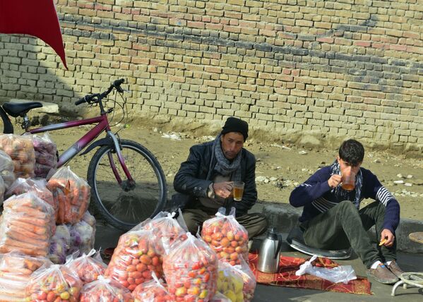 Скромный завтрак возле овощных развалов – обычное начало рабочего дня афганских торговцев. Стихийные придорожные рынки процветают в Кабуле и радуют широким ассортиментом. Конкуренция снижает цены. На улицах афганской столицы вы не увидите голодных людей - Sputnik Грузия