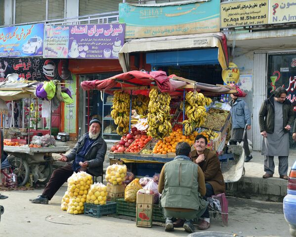 Уличная торговля в Кабуле дает работу и средства для жизни многим тысячам человек. Торговое сердце афганской столицы – проспект Майванд, рядом с которым издавна располагались базары. И главный кабульский базар – Миндаи, на котором торгуют всем: продуктами питания, одеждой, изделиями афганских ремесленников, импортными товарами. Кабульцы говорят: Если вы не нашли на Миндаи какую-нибудь вещь, значит, ее вообще не существует в мире - Sputnik Грузия
