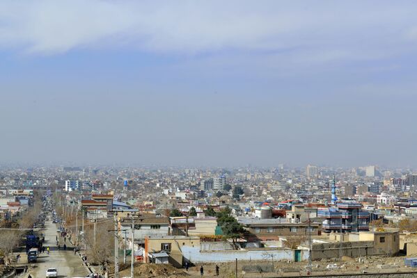 Если в центре Кабула поставить Эйфелеву башню, издалека вы не отличите этот пейзаж от парижского. Обширная равнина плотно застроена жилыми кварталами, в летнее время город достаточно зеленый, однако и зимой его умиротворяют яркие краски и щедрое афганское солнце - Sputnik Грузия