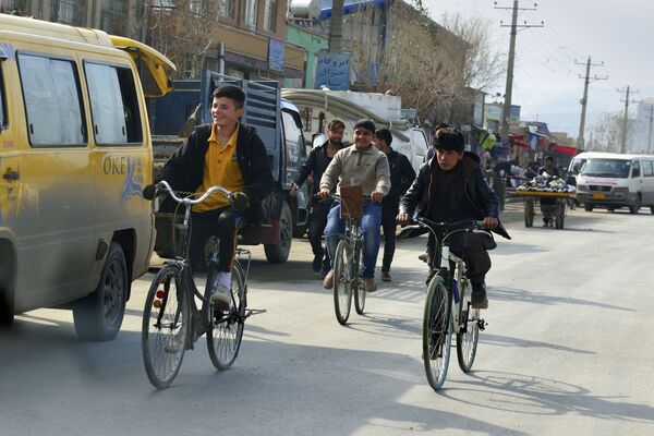 Велосипед – самый экологичный, демократичный и наиболее популярный транспорт в Кабуле. Он в любое время года расширяет горизонты, и дарит столь дорогое сердцу каждого афганца ощущение свободы - Sputnik Грузия