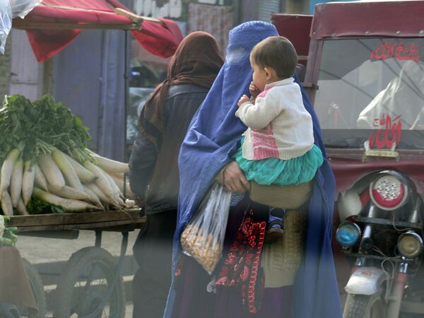 Паранджа (халат с длинными ложными рукавами и с закрывавшей лицо волосяной сеткой – чачван) не является традиционной одеждой кабульских женщин. Это иностранное веяние, которое не одобряется большинством афганцев, и все же на улицах Кабула и в провинциях встречаются женщины в парандже - Sputnik Грузия