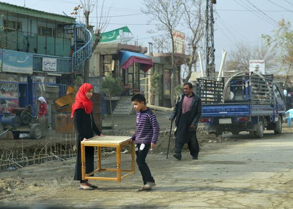 На улицах Кабула пожилые люди встречаются редко, преобладают дети и молодежь. Исламская Республика Афганистан – во всех смыслах молодая страна: 42 процента из 36 миллионов жителей – младше 15 лет, и ежегодно население увеличивается примерно на один миллион человек - Sputnik Грузия