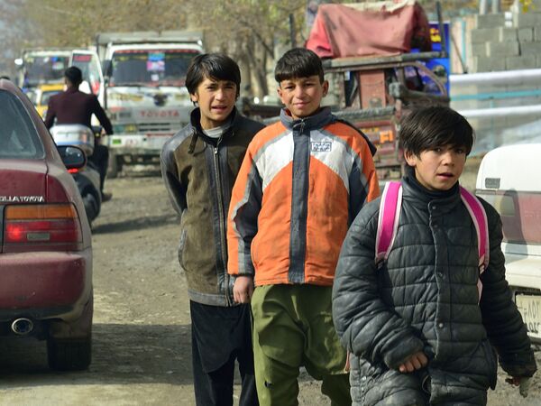 Кабульские мальчишки – проворны, любопытны, легко вычисляют в толпе редкого европейца с фотоаппаратом, но никогда не проявляют негативных эмоций, неприязни. Любопытство и доброжелательность – основа отношения афганцев к окружающему миру - Sputnik Грузия