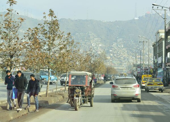 Молодые жители Кабула носят современную европейскую одежду и обувь – джинсы, куртки, кроссовки – и этим отличаются от старшего поколения, представители которого предпочитают традиционные паколь (головной убор) и перухан (длинная рубашка и широкие брюки) - Sputnik Грузия