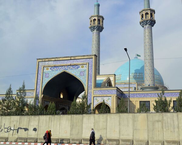 Мечети в Кабуле нередко становятся целями террористических атак и потому огорожены высокими железобетонными заборами, увенчанными колючей проволокой сверху. Точно также защищены государственные учреждения и все значимые объекты. Центральные улицы порой напоминают бетонные ущелья - Sputnik Грузия