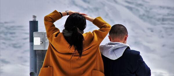 ახალგაზრდა ქალი და მამაკაცი თოვლის ფონზე ახალგაზრდა ქალი და მამაკაცი თოვლის ფონზე - Sputnik საქართველო