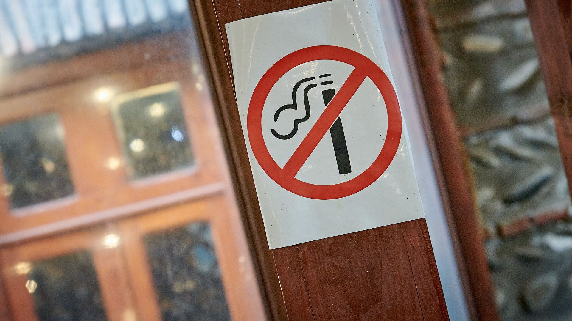 Запрет на курение в общественных местах - табличка с перечеркнутой сигаретой в кафе - Sputnik Грузия, 1920, 01.12.2021