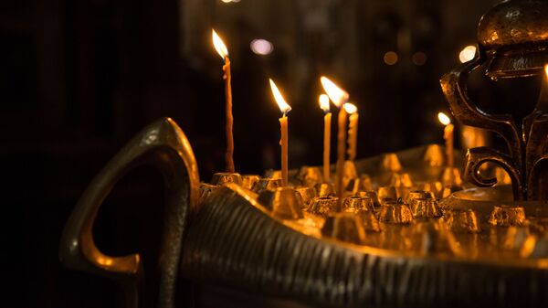 Горящие свечи в храме Святой Троицы - Самеба - Sputnik Грузия