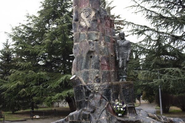 Монумент представляет собой дерево, поврежденное молнией, на нем изображены лица погибших в афганской войне граждан Грузии - Sputnik Грузия