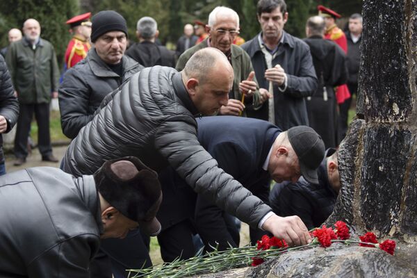 Ветераны принесли красные гвоздики к монументу  - Sputnik Грузия