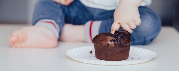 ბავშვი შოკოლადის კექსით ბავშვი შოკოლადის კექსით - Sputnik საქართველო