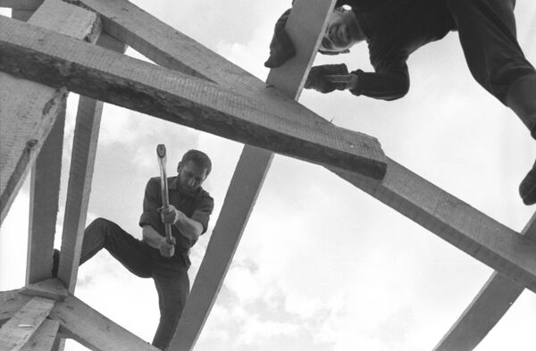 Бойцы студенческого строительного отряда возводят жилые дома в поселке Пинчуга Красноярского края - Sputnik Грузия