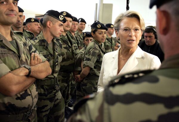 Министр обороны Франции Мишель Аллио-Мари беседует с военнослужащими, ждущими отправки в аэропорту Шарль-де-Голль - Sputnik Грузия