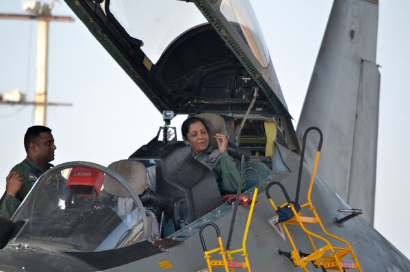 Министр обороны Индии Нирмала Ситхараман за штурвалом истребителя Су-30 - Sputnik Грузия
