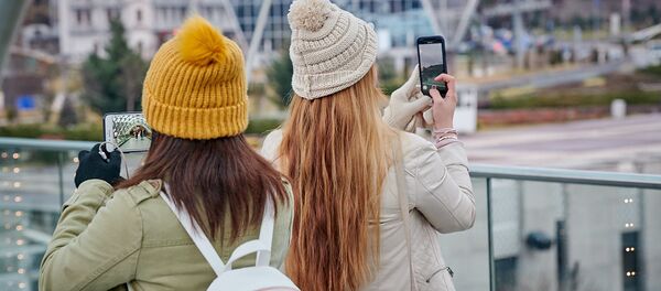 Туристы фотографируют достопримечательности с моста Мира - Sputnik Грузия