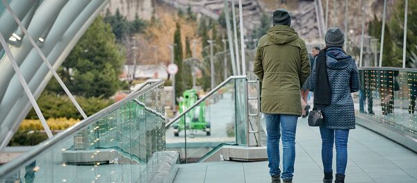 Парень и девушка. Туристы гуляют по мосту Мира Парень и девушка. Туристы гуляют по мосту Мира - Sputnik Грузия