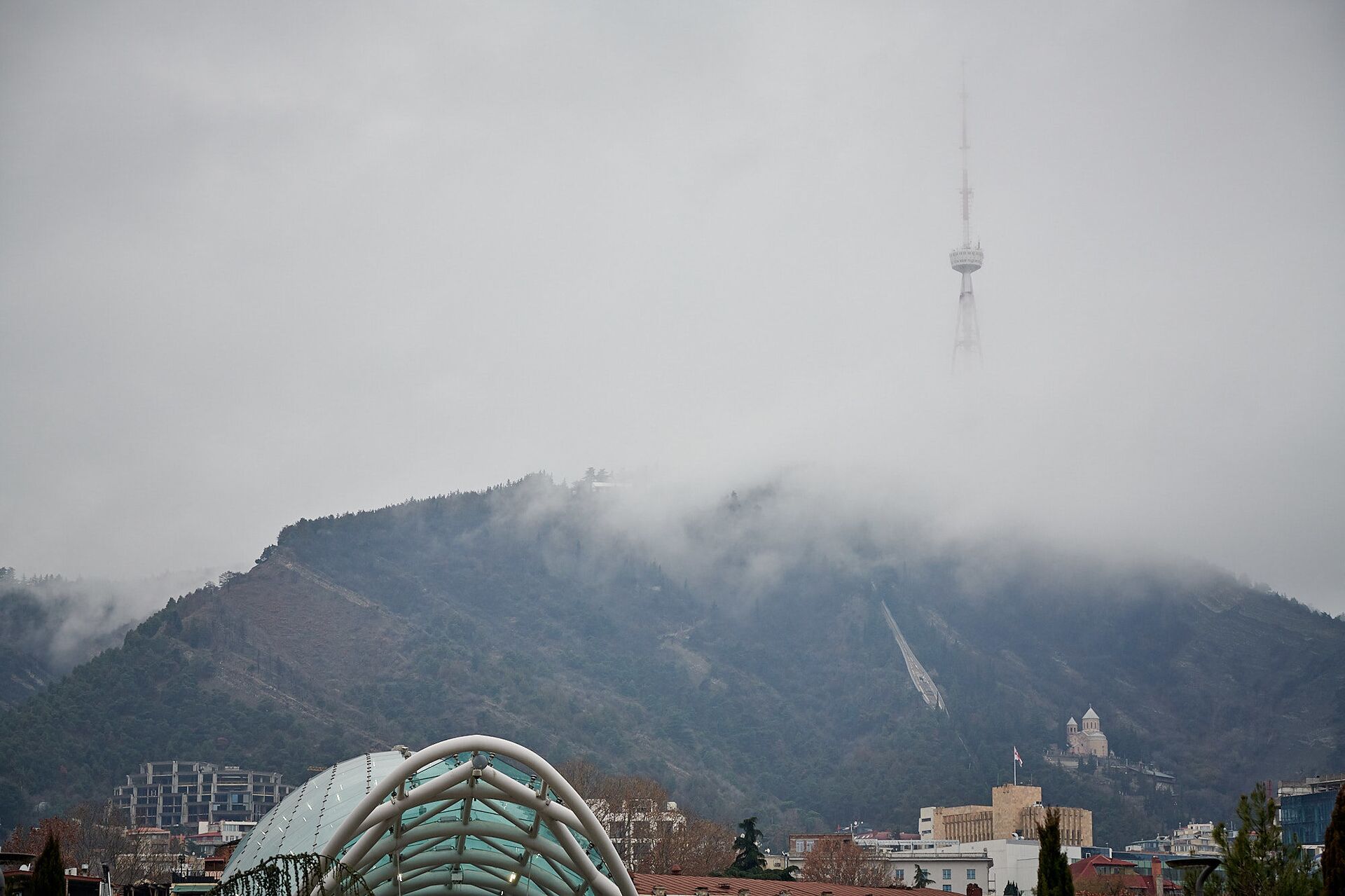 Облака над Тбилиси - скрытая в тумане гора Мтацминда и телевышка - Sputnik Грузия, 1920, 08.04.2024
