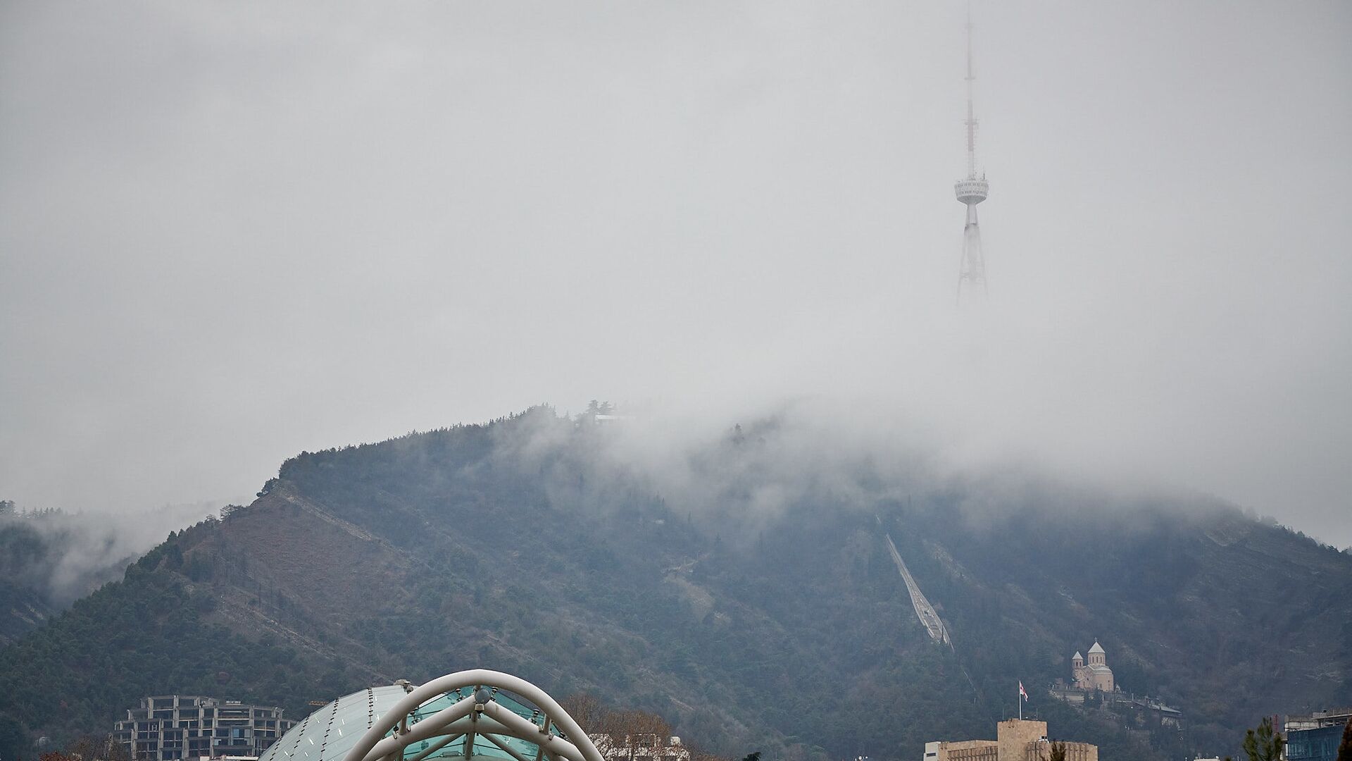 Облака над Тбилиси - скрытая в тумане гора Мтацминда и телевышка - Sputnik Грузия, 1920, 07.04.2022
