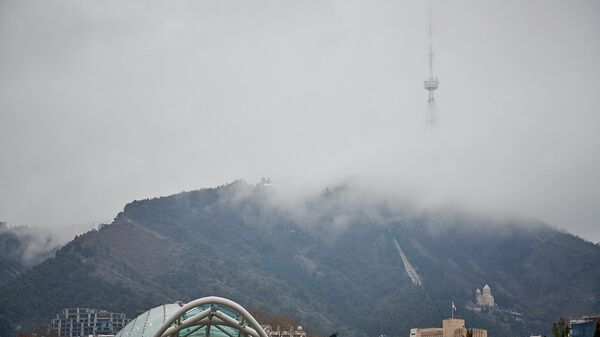 Облака над Тбилиси - скрытая в тумане гора Мтацминда и телевышка - Sputnik Грузия