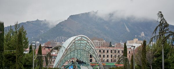 Парк Мира и гора Мтацминда в тумане в дождь - Sputnik Грузия