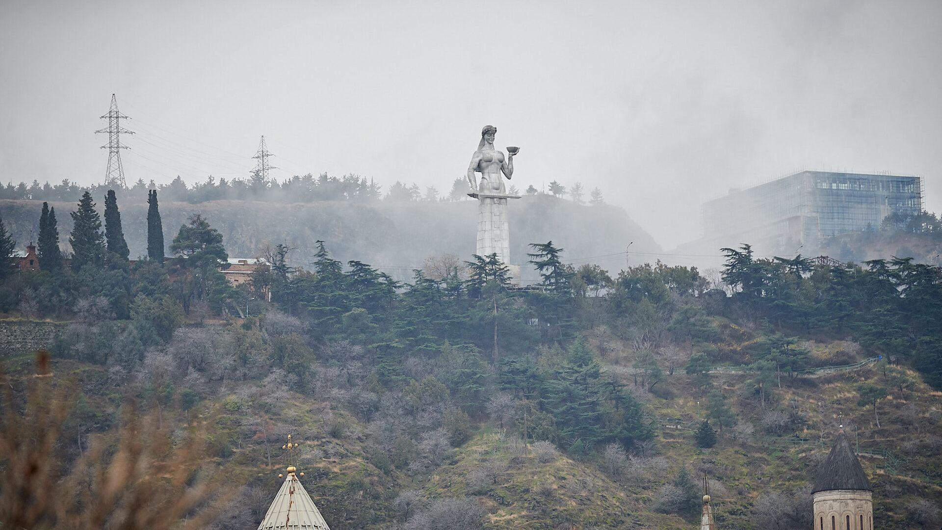 Тбилиси в тумане в дождь - аллея Сололаки и статуя Мать Грузии - Sputnik Грузия, 1920, 22.09.2022