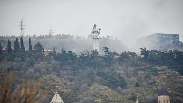 Тбилиси в тумане в дождь - аллея Сололаки и статуя Мать Грузии - Sputnik Грузия