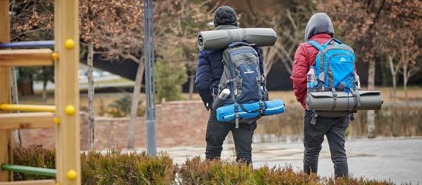 Туристы с рюкзаками и спальниками - Sputnik Грузия