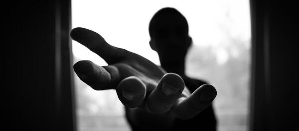 მამაკაცის სილუეტი გამოწვდილი ხელით მამაკაცის სილუეტი გამოწვდილი ხელით - Sputnik საქართველო