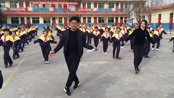 მსოფლიოში საუკეთესო დირექტორი შესვენებაზე მოსწავლეებთან ერთად ცეკვავს - სახალისო ვიდეო - Sputnik საქართველო