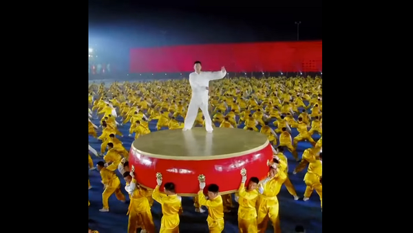 Тысячи китайцев устроили фантастическое шоу с элементами боевых искусств – видео - Sputnik Грузия