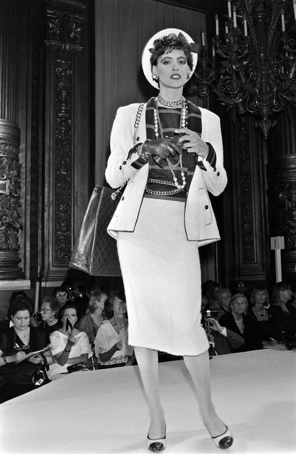 Инес Летиция Эглантин Изабель де Сейнард де ля Фрессанж демонстрирует платье из новой коллекции Chanel, 1984 года - Sputnik Грузия