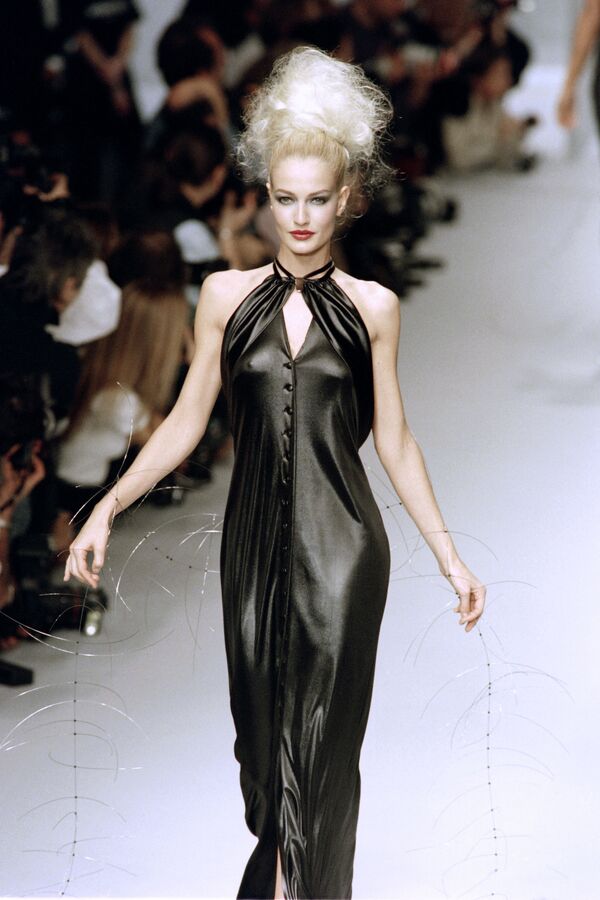 Нидерландская модель Карен Мюлдер представляет коллекцию модного дома Karl Lagerfeld в Париже в 1995 году - Sputnik Грузия
