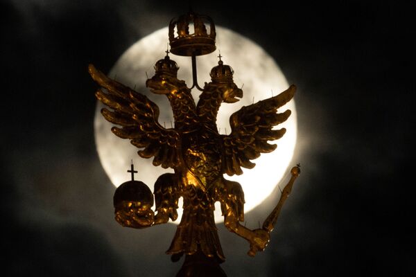 Двуглавый орел на фоне полнолуния в Москве - Sputnik Грузия