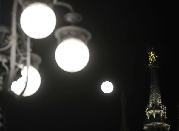 Полную Луну не сразу можно распознать среди сферических уличных фонарей возле собора в Милане
 - Sputnik Грузия