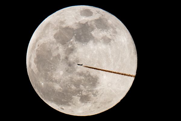 თვითმფრინავი სავსე მთვარის ფონზე გერმანიაში - Sputnik საქართველო