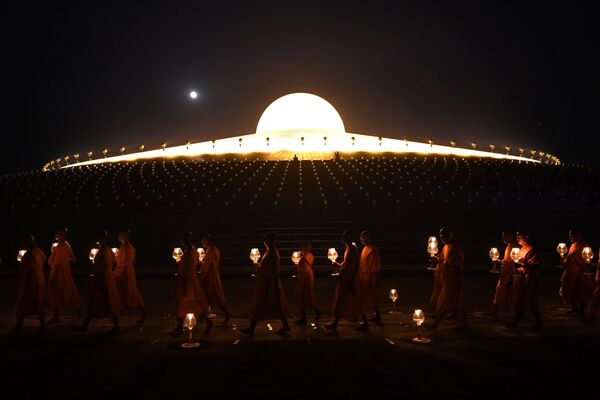 ვატ პჰრა დამაკაიას ბუდისტური ტაძარი მთვარის ფონზე, ტაილანდი - Sputnik საქართველო