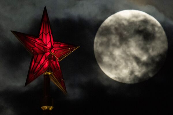 Суперлуние, наблюдаемое в Москве - Sputnik Грузия