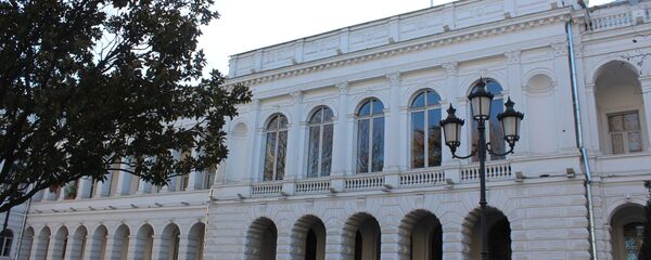 Фасад дворца молодежи, который много раз перестраивался - Sputnik Грузия