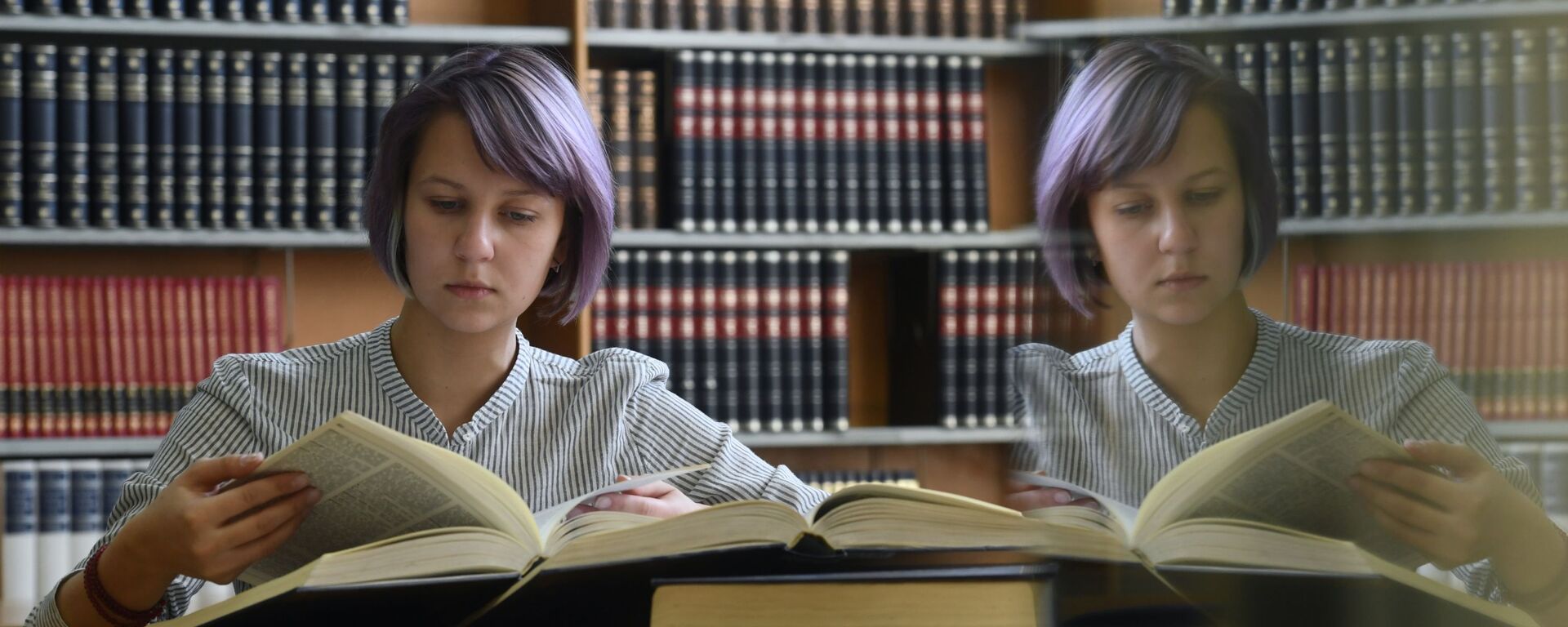 Девушка читает книгу в  библиотеке  - Sputnik Грузия, 1920, 29.01.2021