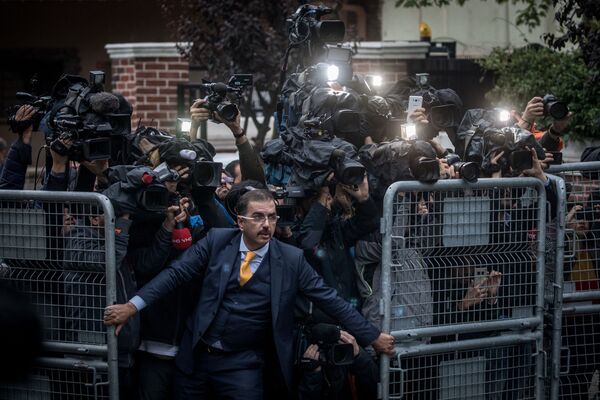 Снимок Криса МакГрата называется Исчезновение Джамала Хашогджи. На нем человек пытается сдержать репортеров у входа в консульство Саудовской Аравии в Стамбуле - Sputnik Грузия
