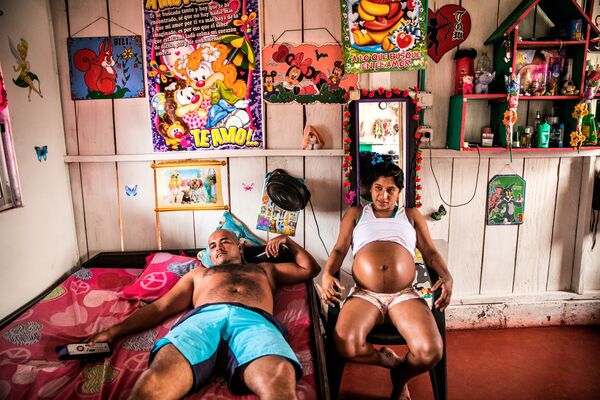 На фотографии Каталины Мартин-Чико изображена беременная женщина - бывший боец колумбийской группировки ФАРК - Sputnik Грузия