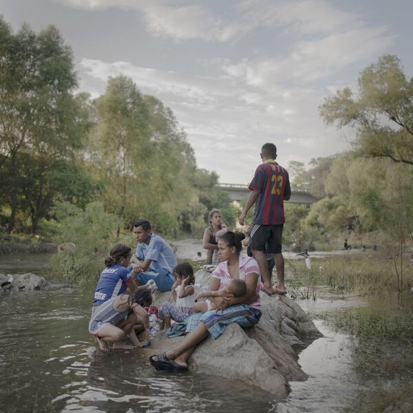 Снимок из серии Караван мигрантов фотографа Питера Тена Хупена, ставший номинантом в категории Новость года  - Sputnik Грузия